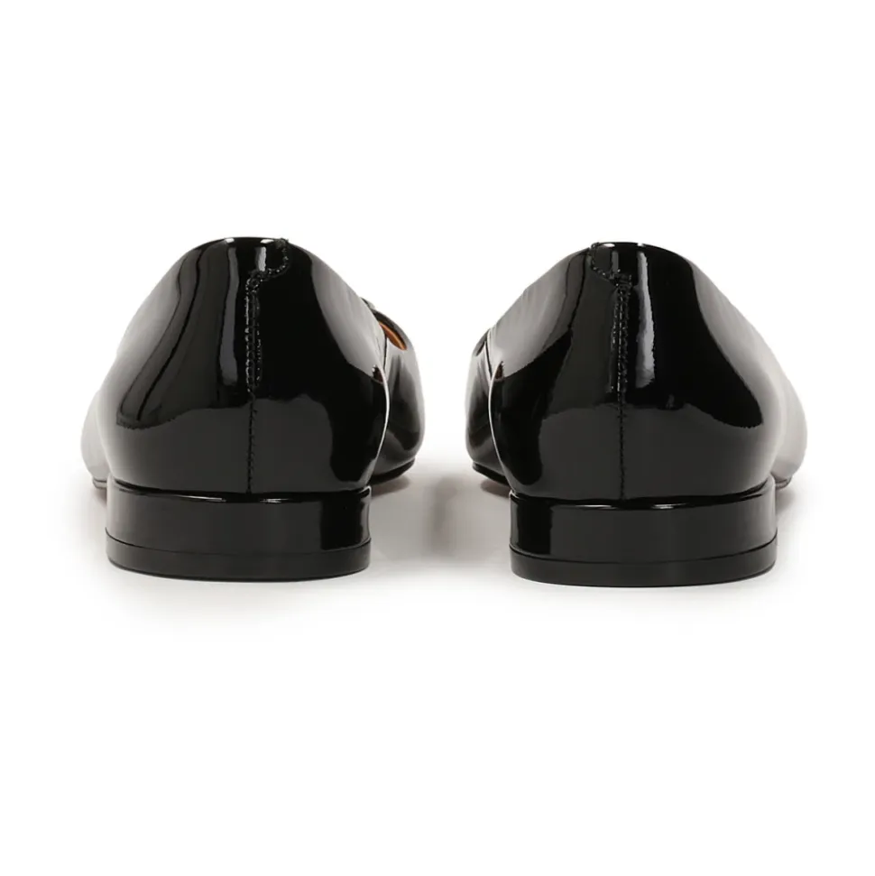 Schwarze lackierte Pumps mit flacher Sohle