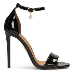 Schwarze Lackledersandalen mit schmalem Absatz