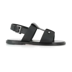 Schwarze Ledersandale mit silbernem Pin