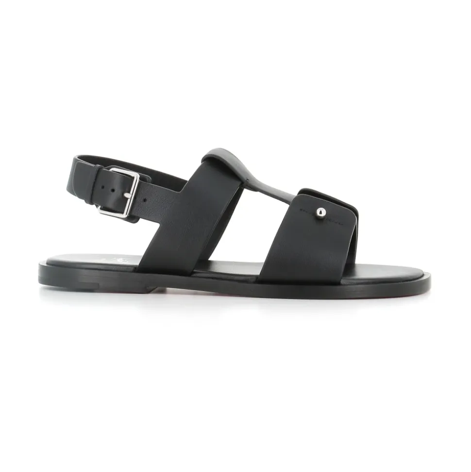 Schwarze Ledersandale mit silbernem Pin