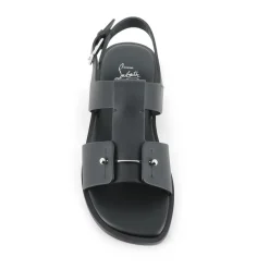 Schwarze Ledersandale mit silbernem Pin