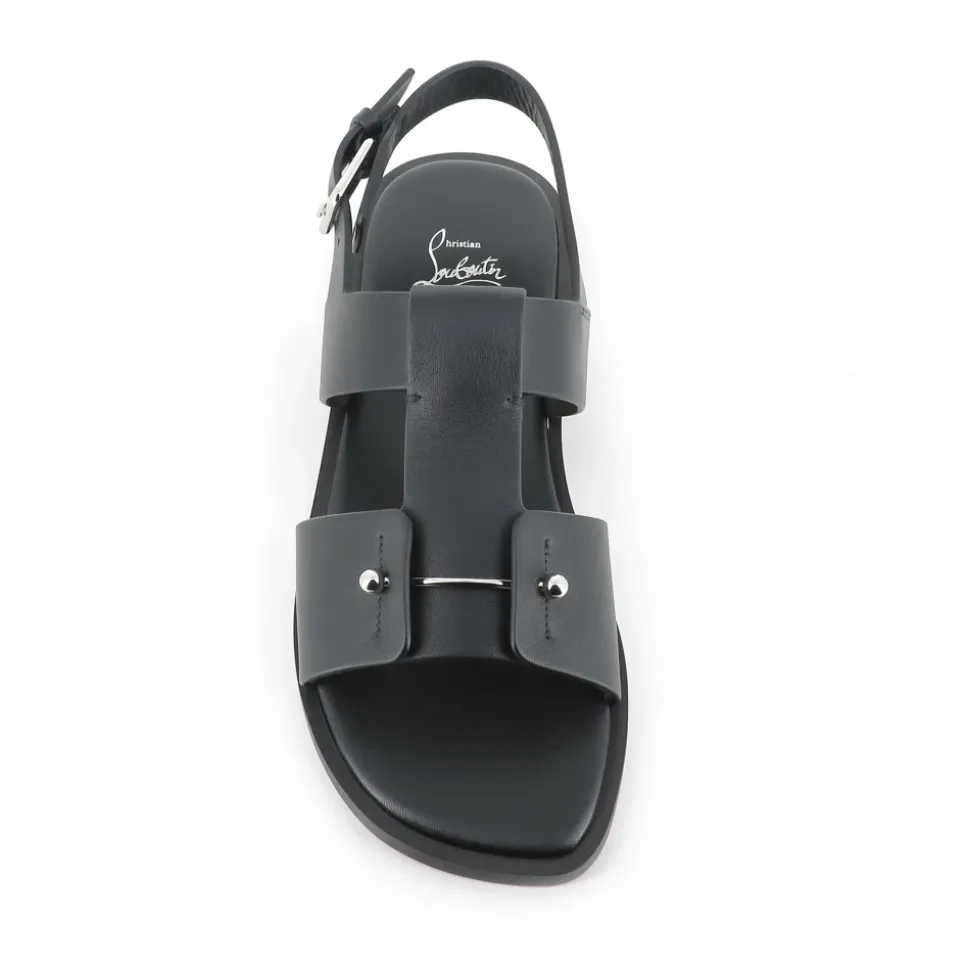 Schwarze Ledersandale mit silbernem Pin