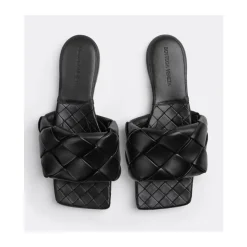 Schwarze Ledersandale mit tubulärem Design