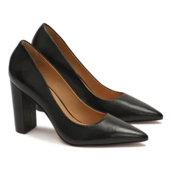 Schwarze Lederschuhe mit stabilem Absatz.Dieses Produkt fällt klein aus.