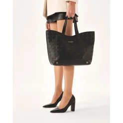 Schwarze Lederschuhe mit stabilem Absatz.Dieses Produkt fällt klein aus.