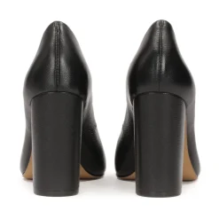 Schwarze Lederschuhe mit stabilem Absatz.Dieses Produkt fällt klein aus.