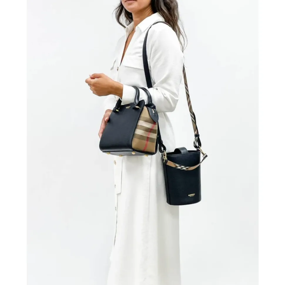 Schwarze Lederschultertasche mit House Check-Motiv