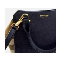 Schwarze Lederschultertasche mit House Check-Motiv