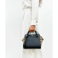 Schwarze Lederschultertasche mit House Check-Motiv