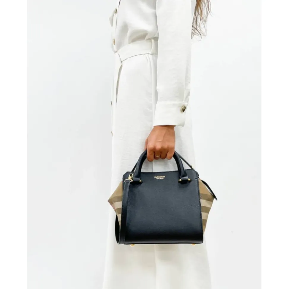 Schwarze Lederschultertasche mit House Check-Motiv