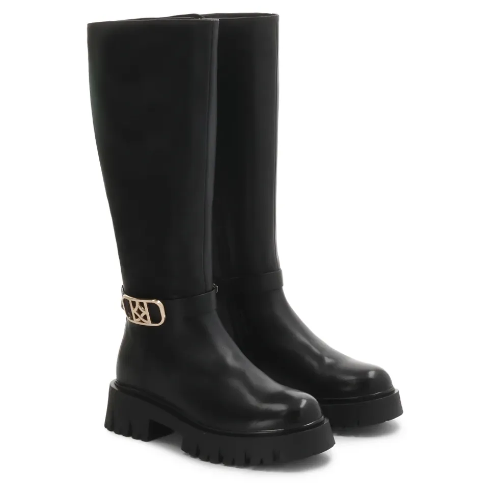 Schwarze Lederstiefel mit einem Riemen verziert