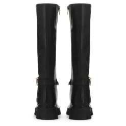 Schwarze Lederstiefel mit einem Riemen verziert