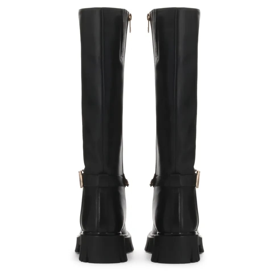 Schwarze Lederstiefel mit einem Riemen verziert