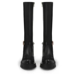 Schwarze Lederstiefel mit einem Riemen verziert