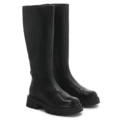 Schwarze Lederstiefel mit einem Riemen verziert
