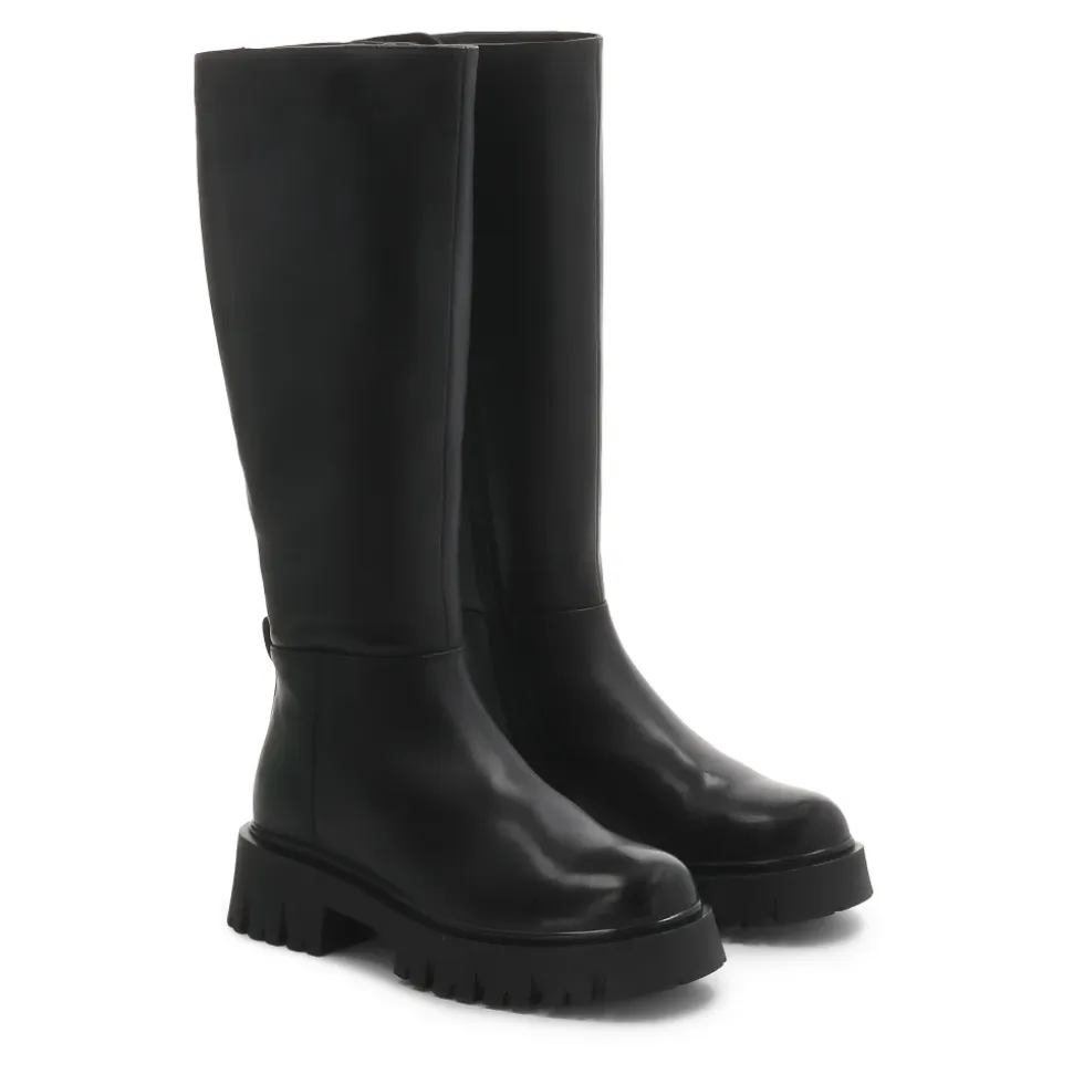 Schwarze Lederstiefel mit einem Riemen verziert