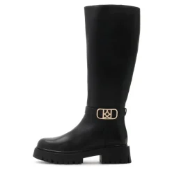 Schwarze Lederstiefel mit einem Riemen verziert