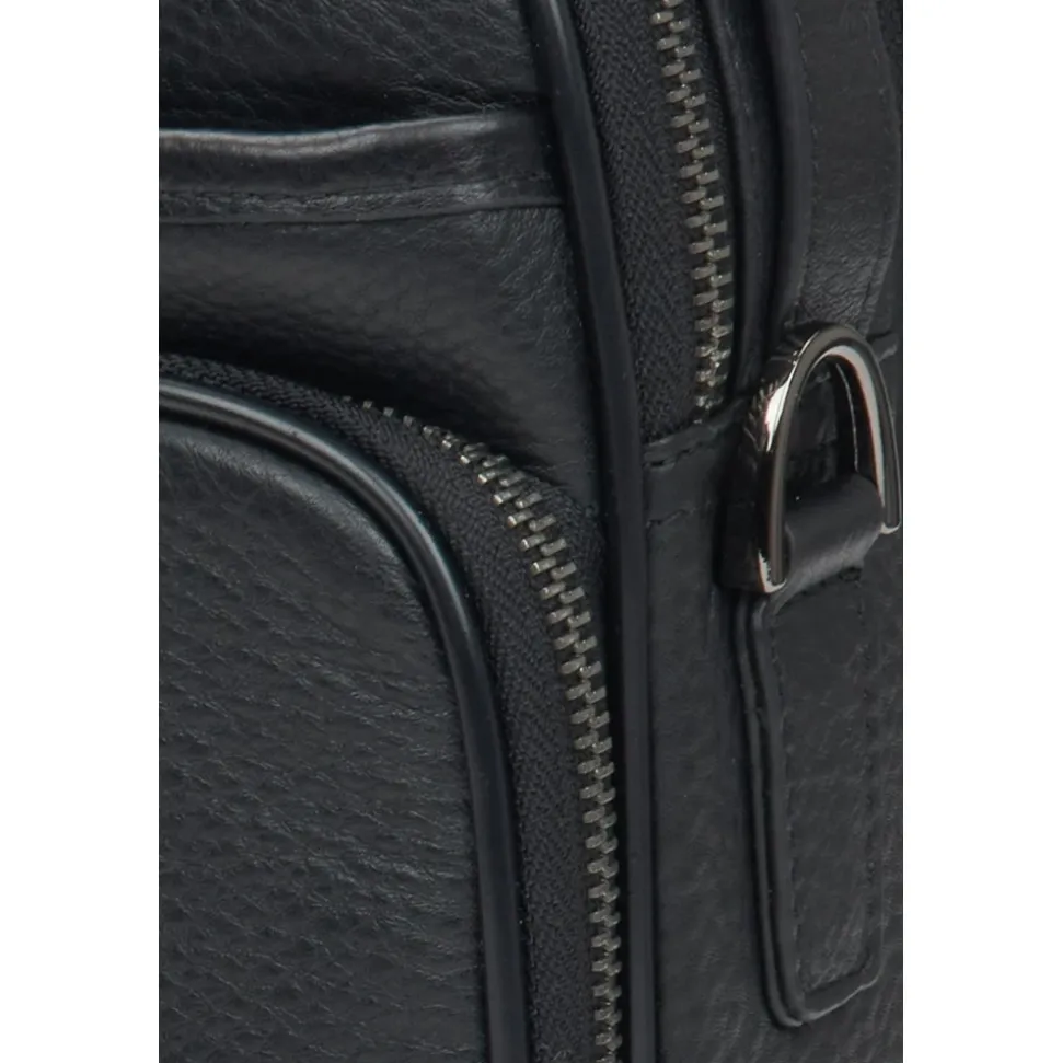 Schwarze Ledertasche mit verstellbarem Schultergurt