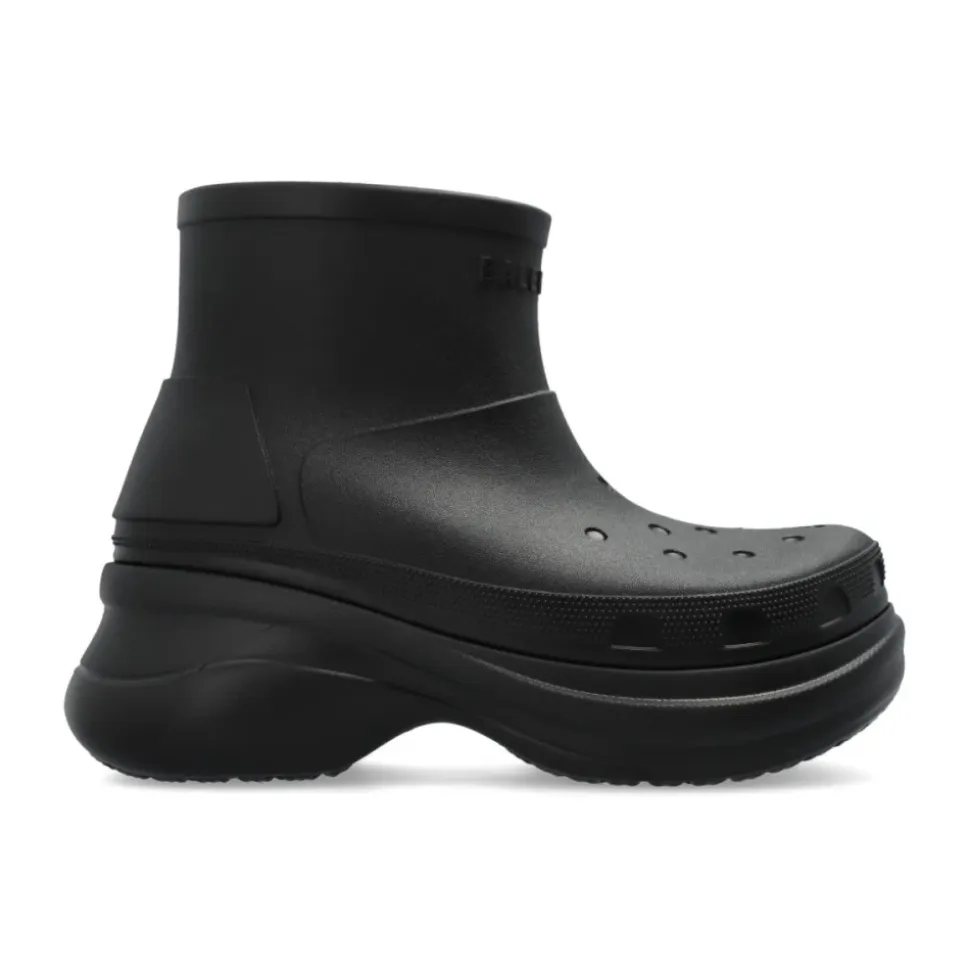 Schwarze Plateaustiefel mit geprägtem Logo