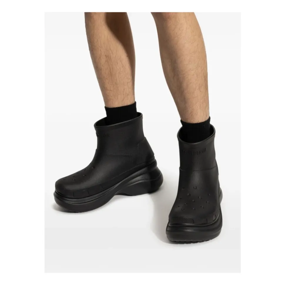 Schwarze Plateaustiefel mit geprägtem Logo