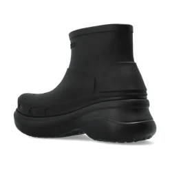 Schwarze Plateaustiefel mit geprägtem Logo