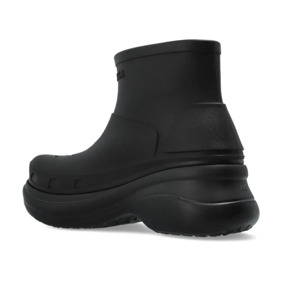 Schwarze Plateaustiefel mit geprägtem Logo