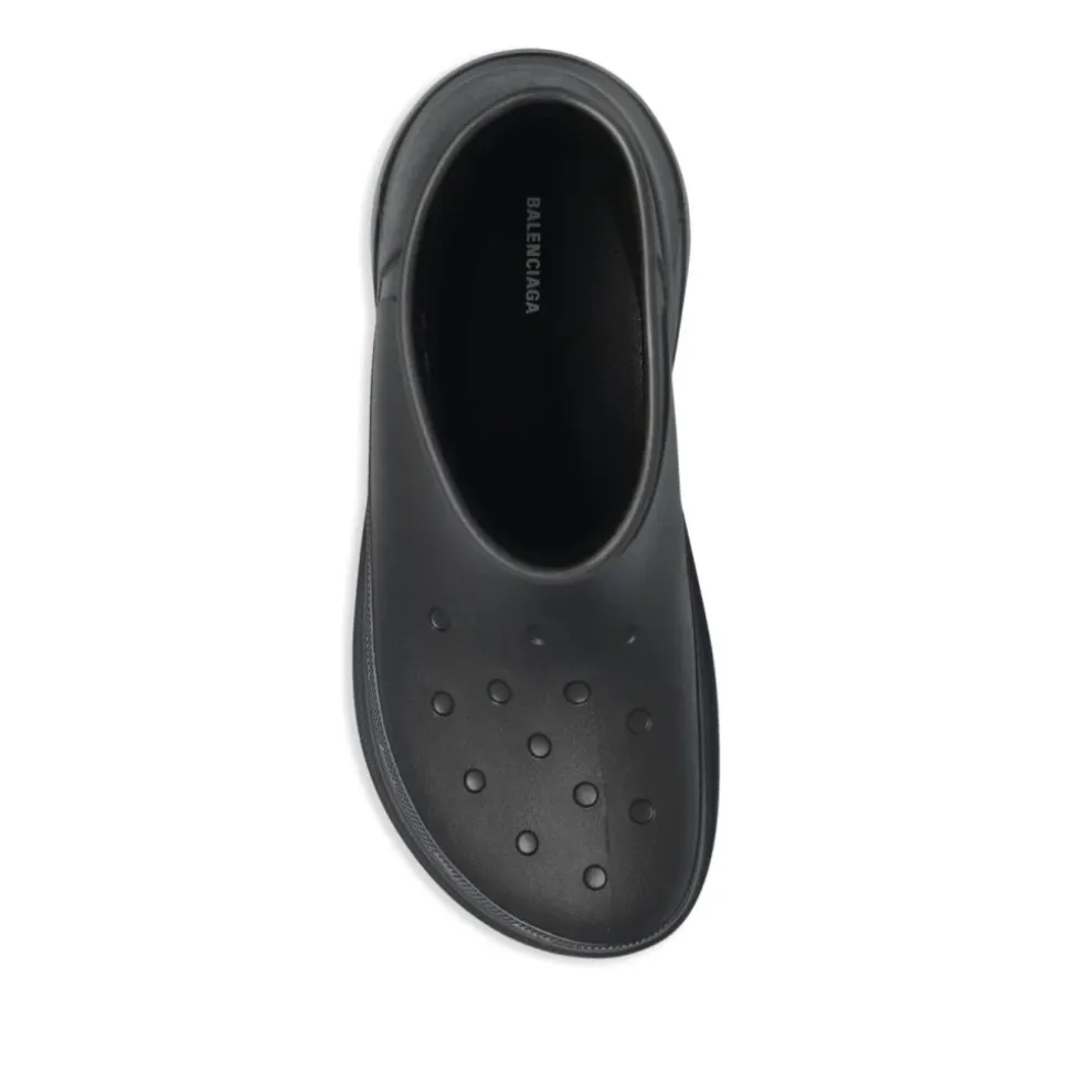 Schwarze Plateaustiefel mit geprägtem Logo