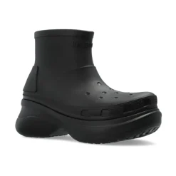 Schwarze Plateaustiefel mit geprägtem Logo