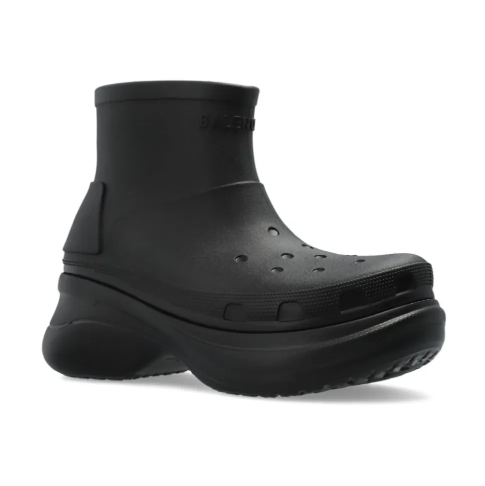 Schwarze Plateaustiefel mit geprägtem Logo
