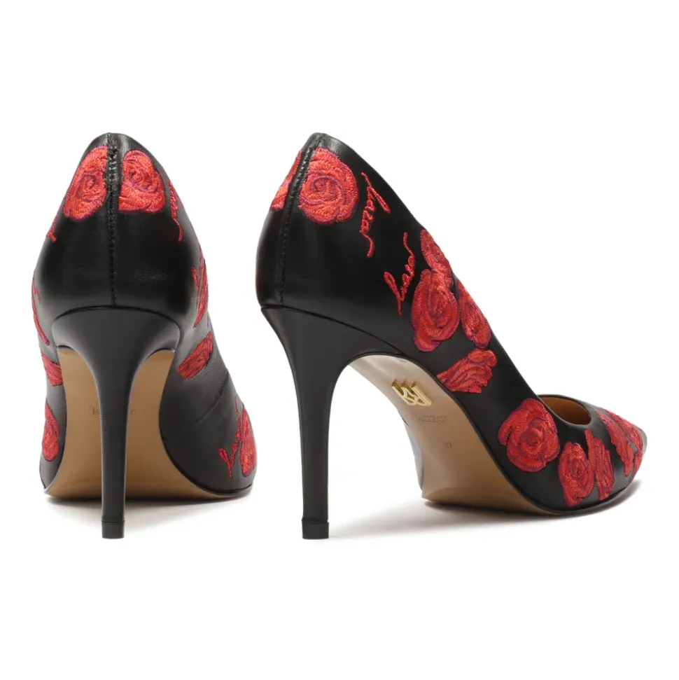 Schwarze Pumps mit floralem besticktem Muster