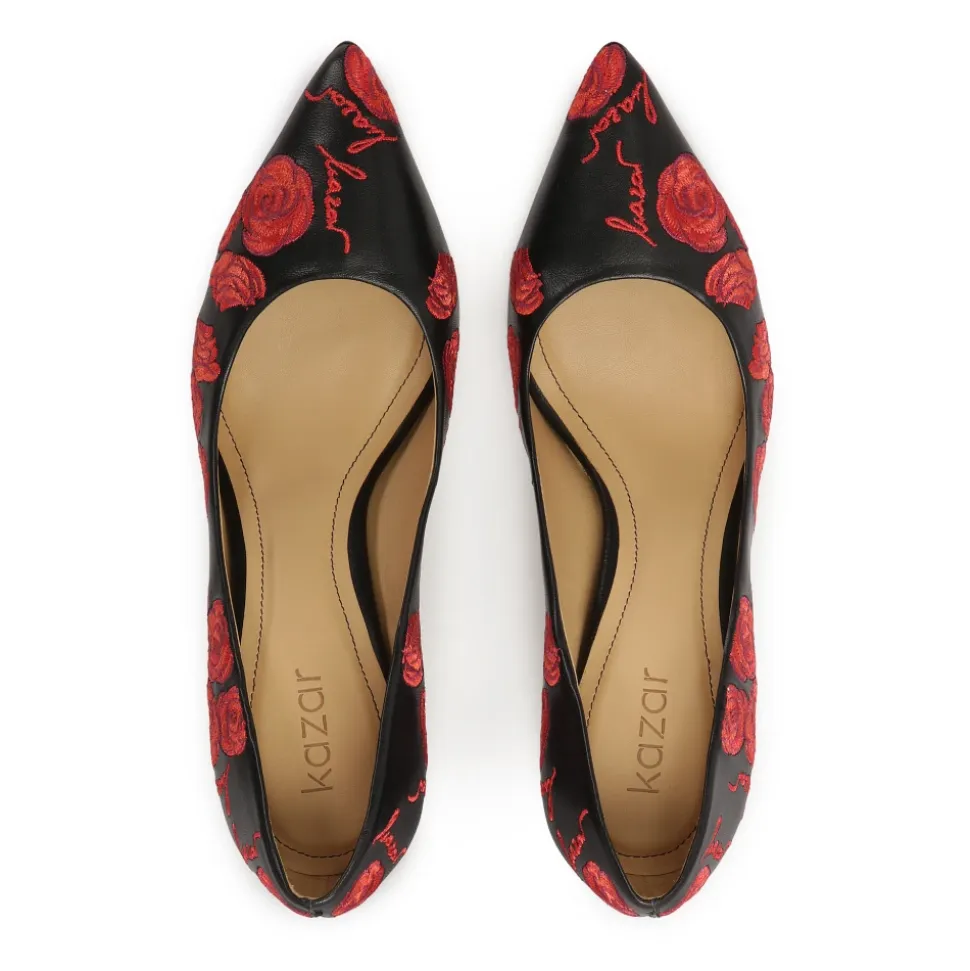 Schwarze Pumps mit floralem besticktem Muster