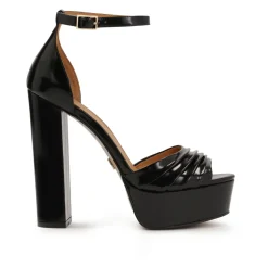 Schwarze Sandalen mit einem breiten Absatz und Plateau