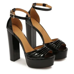 Schwarze Sandalen mit einem breiten Absatz und Plateau
