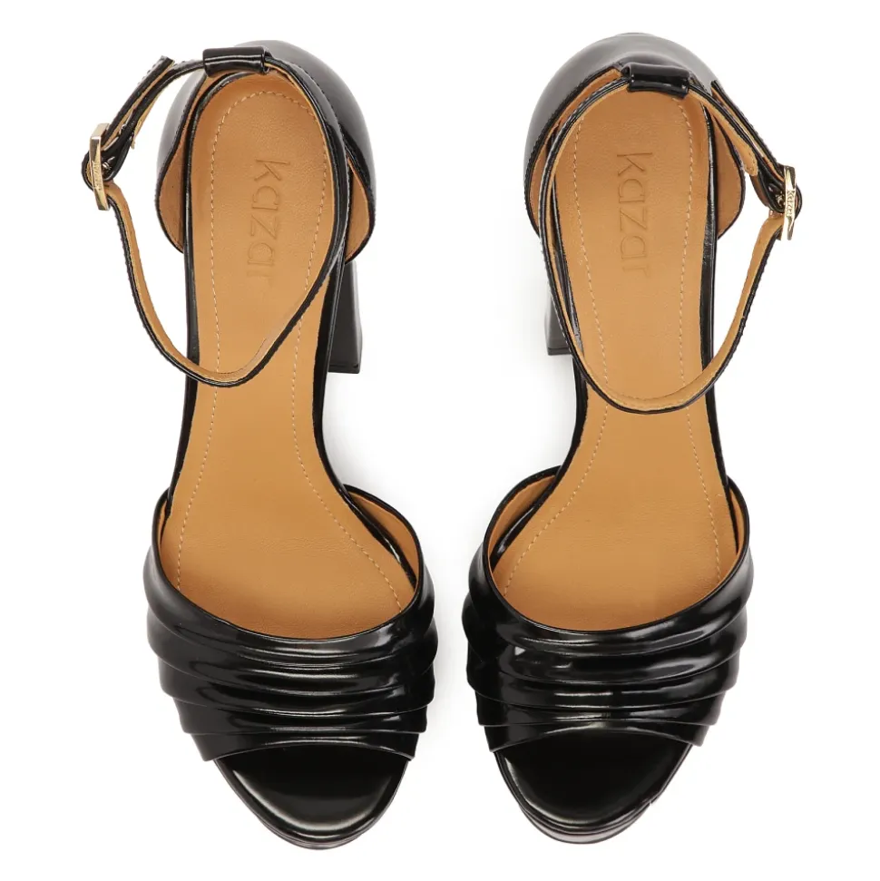 Schwarze Sandalen mit einem breiten Absatz und Plateau