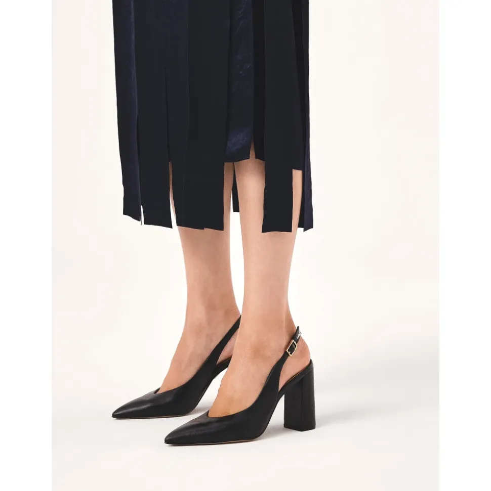 Schwarze Slingback-Pumps mit einem breiten Absatz