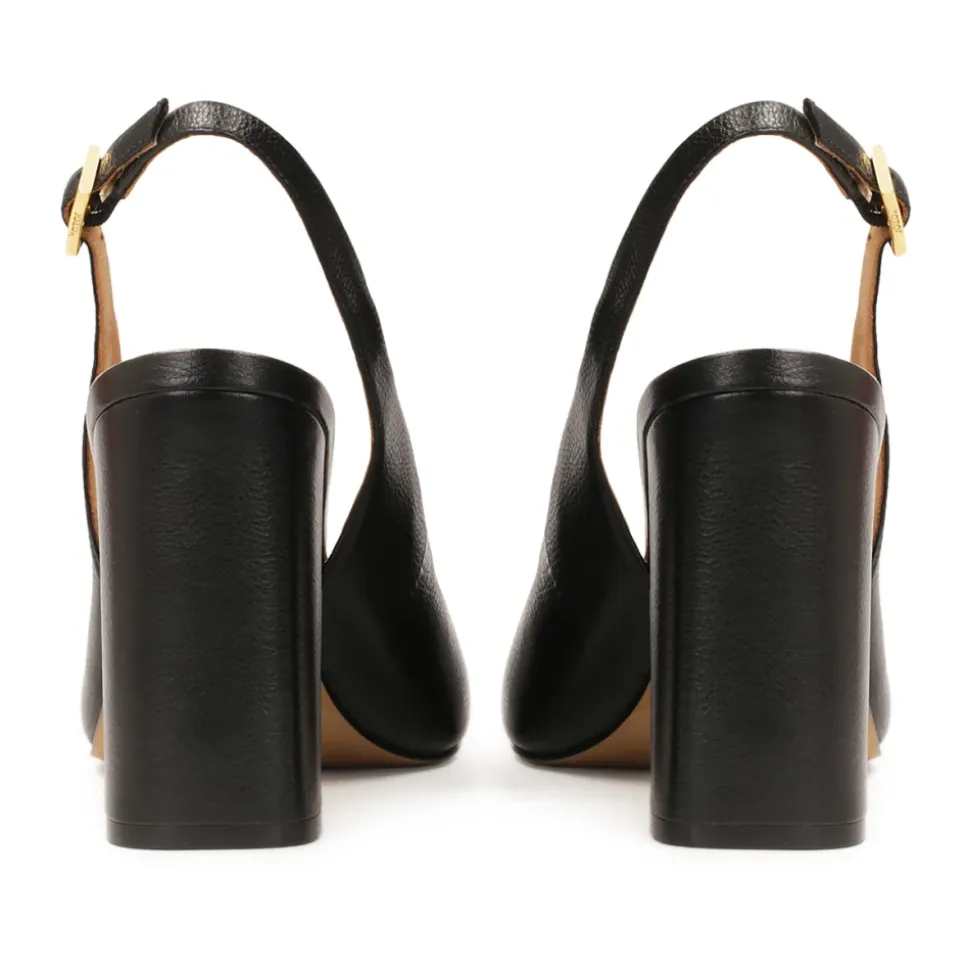 Schwarze Slingback-Pumps mit einem breiten Absatz