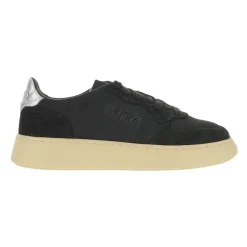 Schwarze Sneakers für einen Stilvollen Look