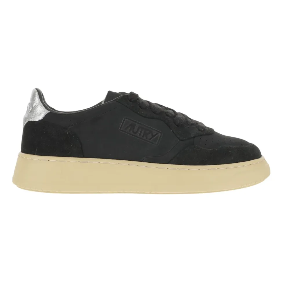 Schwarze Sneakers für einen Stilvollen Look