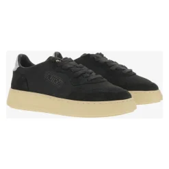 Schwarze Sneakers für einen Stilvollen Look
