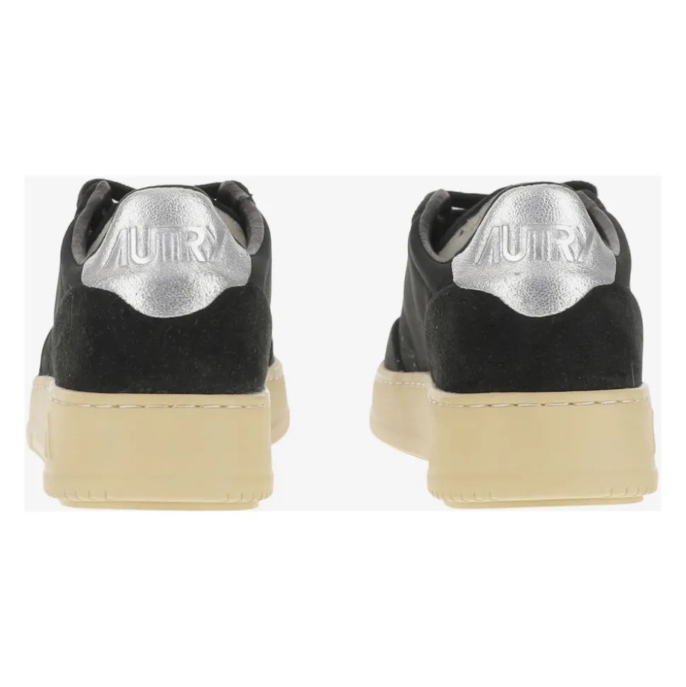 Schwarze Sneakers für einen Stilvollen Look