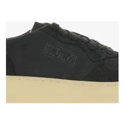 Schwarze Sneakers für einen Stilvollen Look