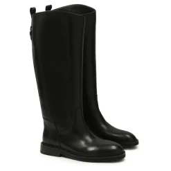 Schwarze Stiefel mit flacher Sohle.Dieses Produkt fällt groß aus.