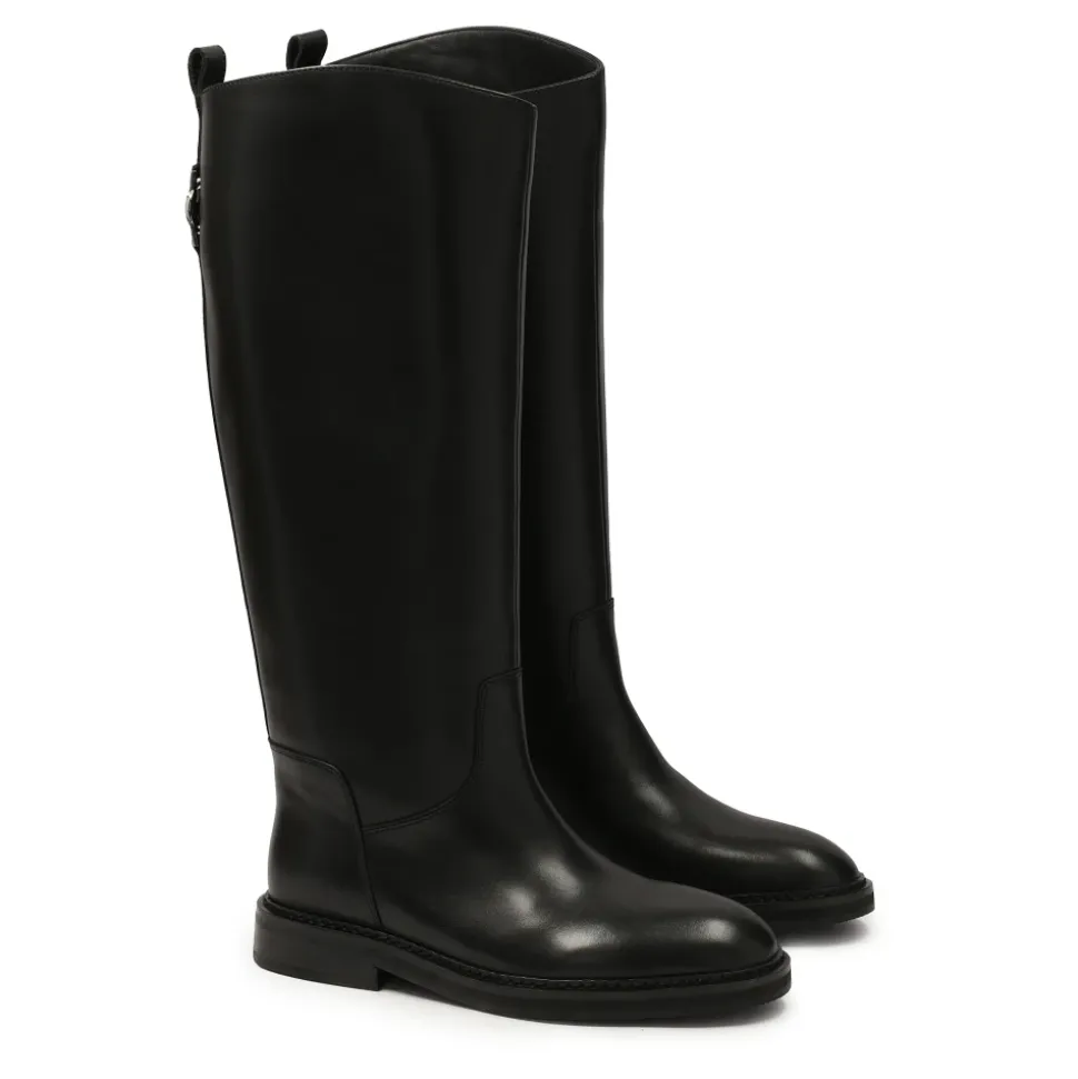 Schwarze Stiefel mit flacher Sohle.Dieses Produkt fällt groß aus.
