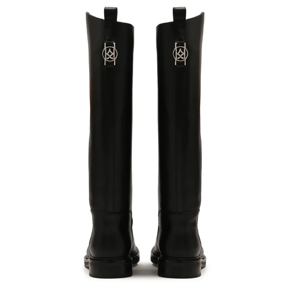 Schwarze Stiefel mit flacher Sohle.Dieses Produkt fällt groß aus.