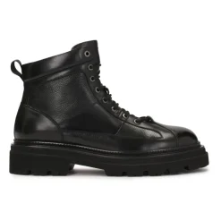 Schwarze Stiefel mit Profilsohle