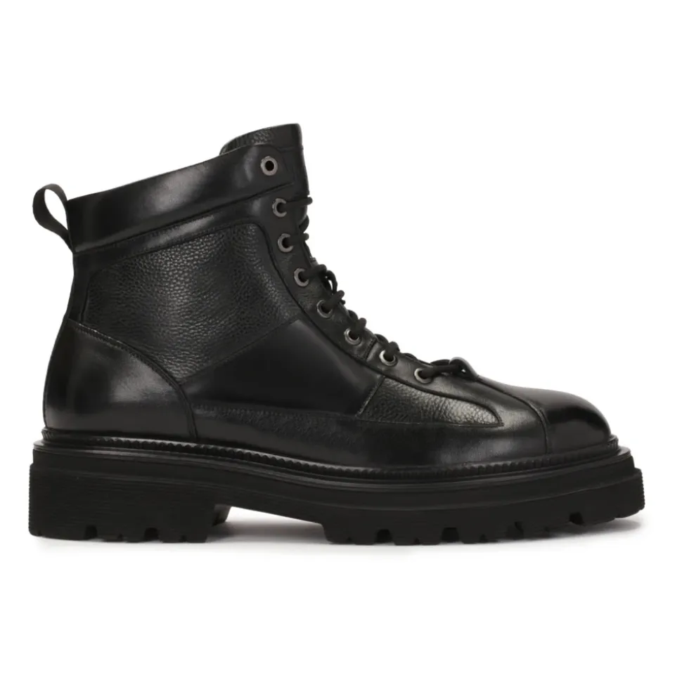Schwarze Stiefel mit Profilsohle