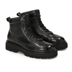 Schwarze Stiefel mit Profilsohle