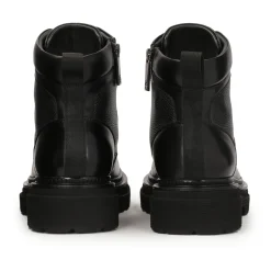Schwarze Stiefel mit Profilsohle