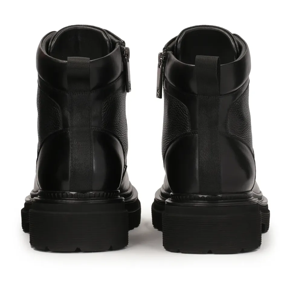 Schwarze Stiefel mit Profilsohle
