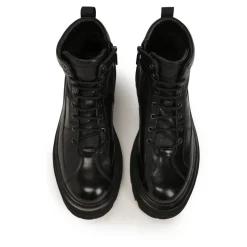 Schwarze Stiefel mit Profilsohle